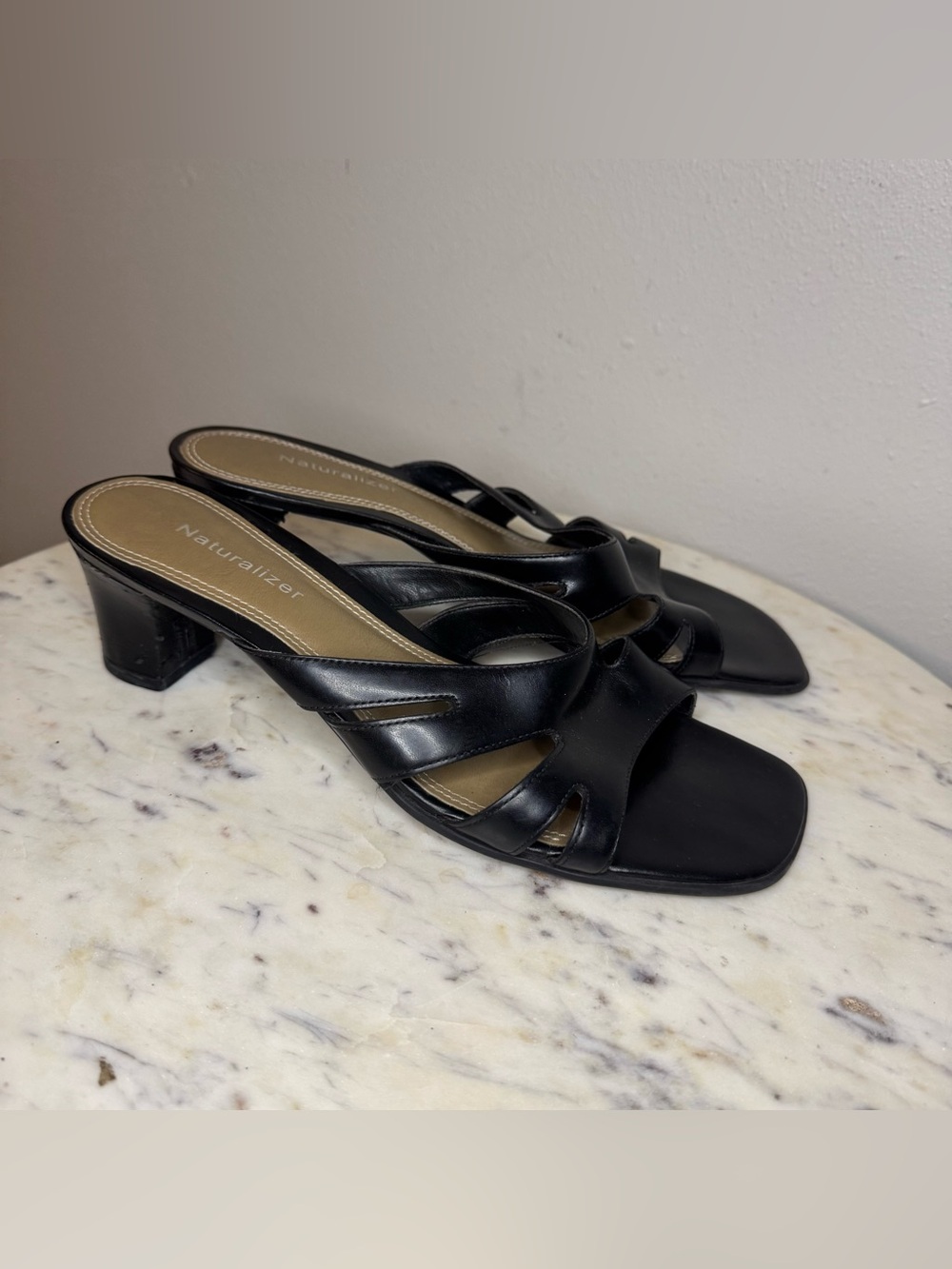 Naturalizer Drake Sandals Size 8 M
Black Leather heels MAKE ME AN OFFER!
